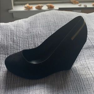 Black pumped with gold accent